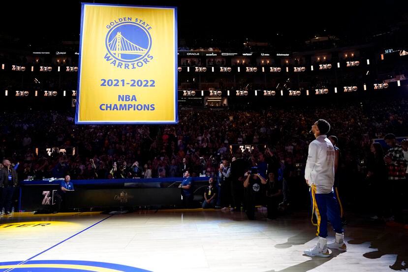 Stephen Curry observa la pancarta del campeonato de la NBA 2021-2022 antes del partido contra los Lakers en San Francisco en pasados días.