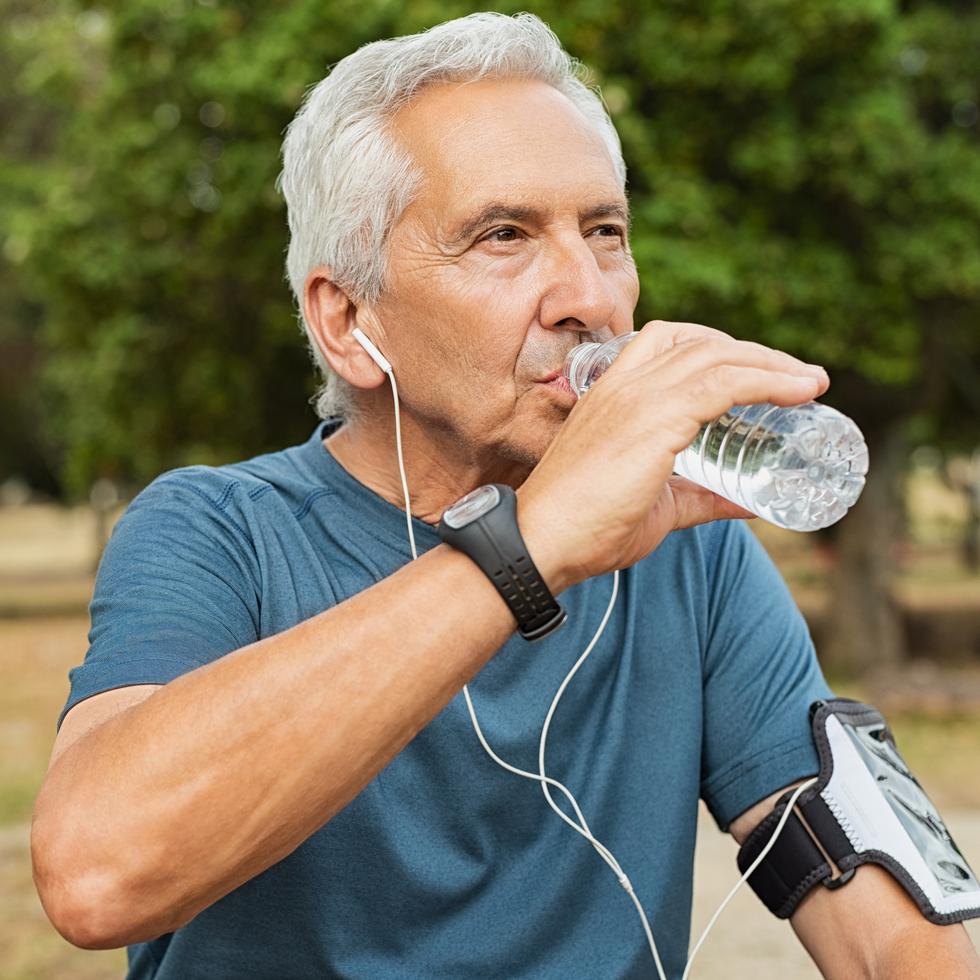 Quienes enfrentan un diagnóstico de diabetes podrían tener serias consecuencias en sus órganos, ante la falta de líquido en el cuerpo, por lo que deben hidratarse bien.