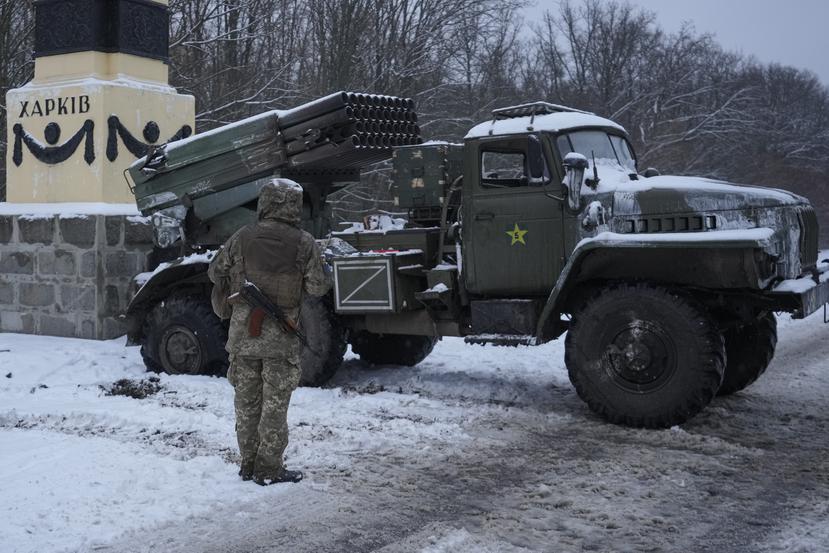 Un militar ucraniano se encuentra junto a un lanzacohetes múltiple militar ruso desactivado en las afueras de Kharkiv, Ucrania, el viernes 25 de febrero de 2022.
