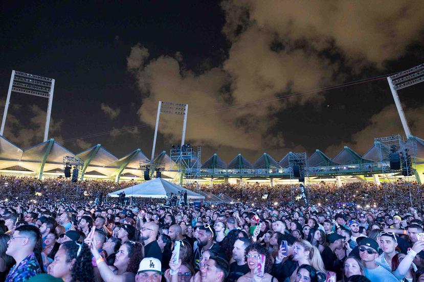 Así estaba la multitud dentro del concierto de Rauw Alejandro en el estadio Hiram Bithorn, en Hato Rey.