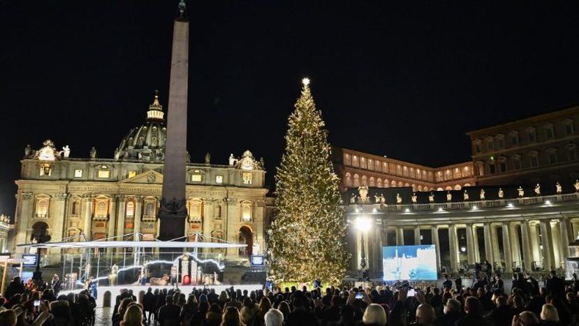 Uno de los majestuosos árboles de Navidad en la Plaza de San Pedro en el Vaticano, donde también hay pesebres de tamaño natural.