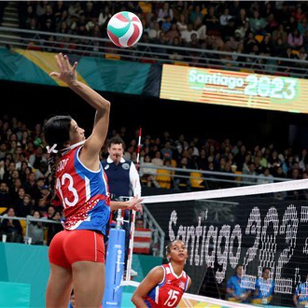 Camila Soto, hija del exjugador Picky Soto, ataca el balón durante su debut en los Juegos Panamericanos 2023 ante Argentina.