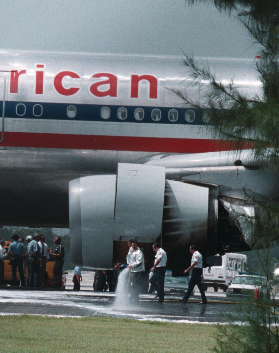 El motor de un avión de American Airlines se incendió antes de aterrizar en el aeropuerto Luis Muñoz Marín , el 7 de septiembre de 1998.