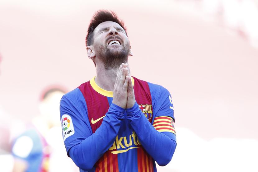 Lionel Messi de Barcelona lamenta una oportunidad perdida de gol durante un partido de la liga española contra Atlético Madrid.