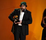 Bad Bunny recibe el premio a mejor álbum de música urbana  por "Un verano sin ti" en la endición 65 de los Premios Grammy.