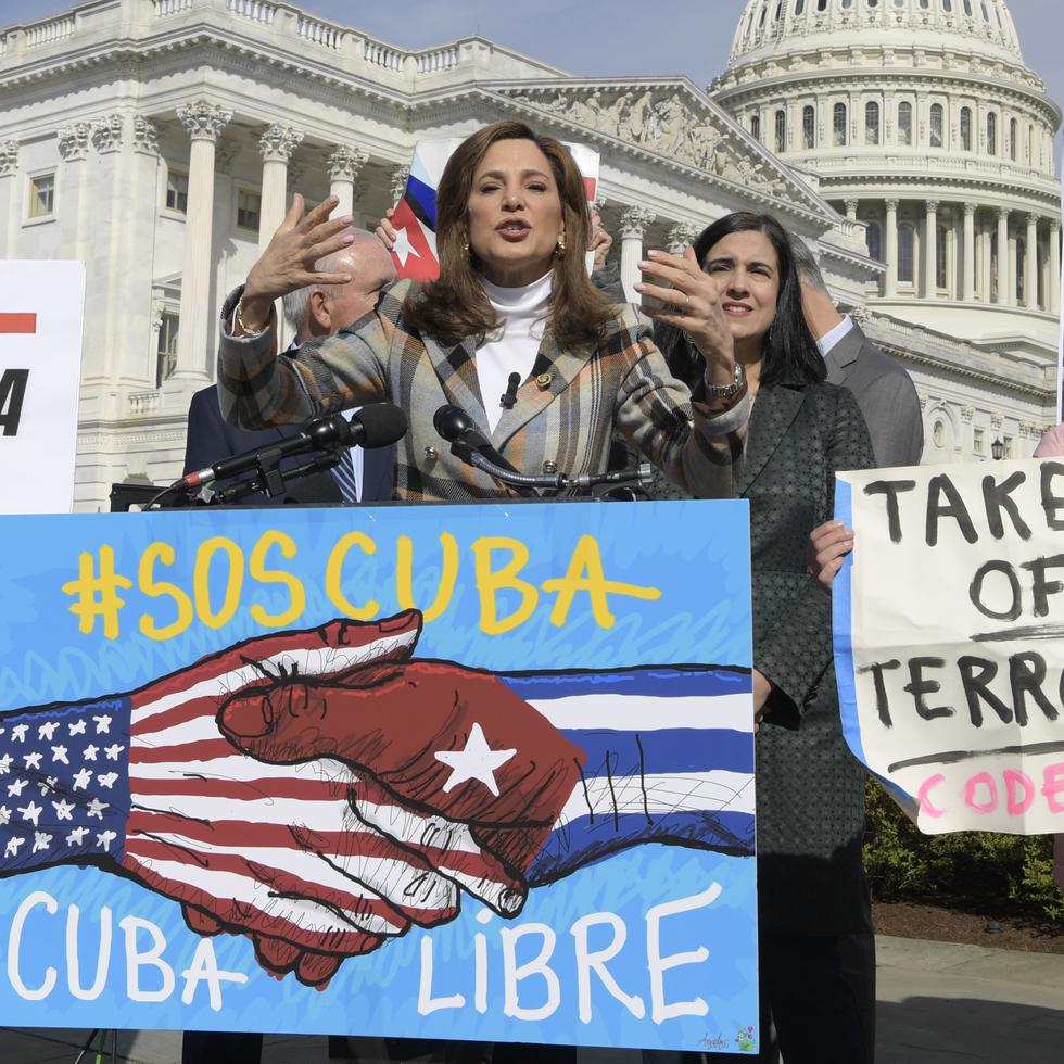 Congresistas de Estados Unidos y activistas durante manifestaciones a favor y en contra de la presencia de Cuba en la lista sobre terrorismo.
