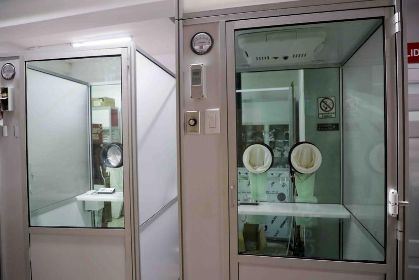 Las cabinas médicas son presurizadas, lo que impide que las partículas suspendidas en el aire entren en la cabina, manteniendo aire limpio y filtrado siempre.