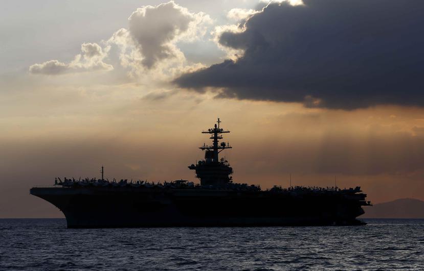 Fotografía de archivo del 13 de abril de 2018 del portaaviones USS Theodore Roosevelt atracado en Manila Bay. (AP)