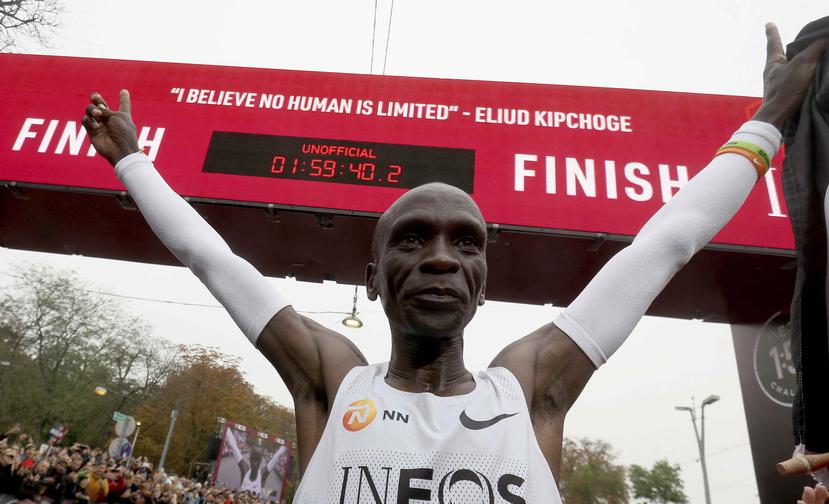 El keniano Eliud Kipchoge celebra tras cruzar la meta en una prueba realizada a su medida para romper la barrera de las dos horas. (AP Photo/Ronald Zak)