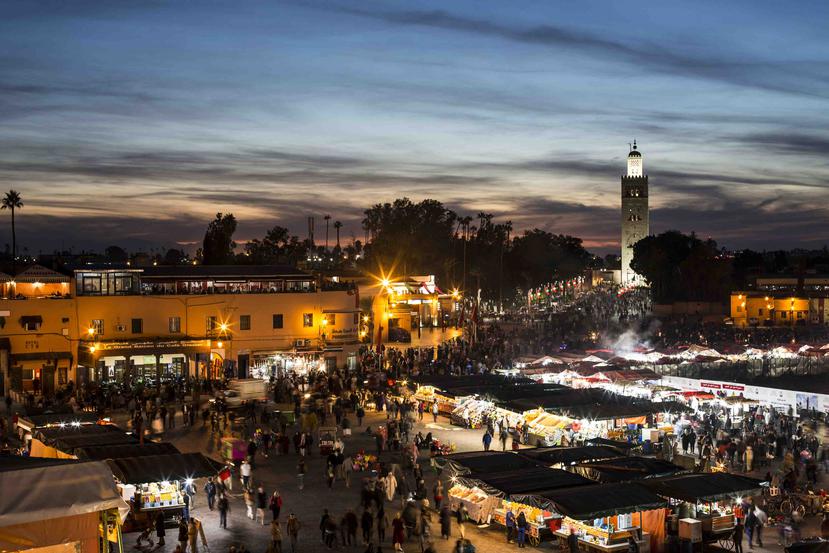 Uno de los lugres icónicos de Marrakech: la plaza Jemaa el Fna y la mezquita de Koutoubia. (Foto: Daniel Rodrigues para The New York Times)