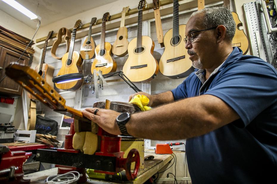 Desde el 2012, Rosado opera en los bajos de su residencia en el barrio Tejas, en Yabucoa. Desde el lugar, no solo crea los instrumentos desde cero, sino también los arregla.