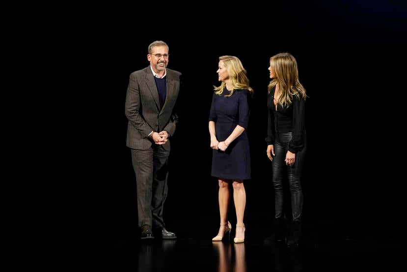 Los actores Steve Carell, Jennifer Aniston y  Reese Witherspoon presentan "The Morning Show". (EFE)