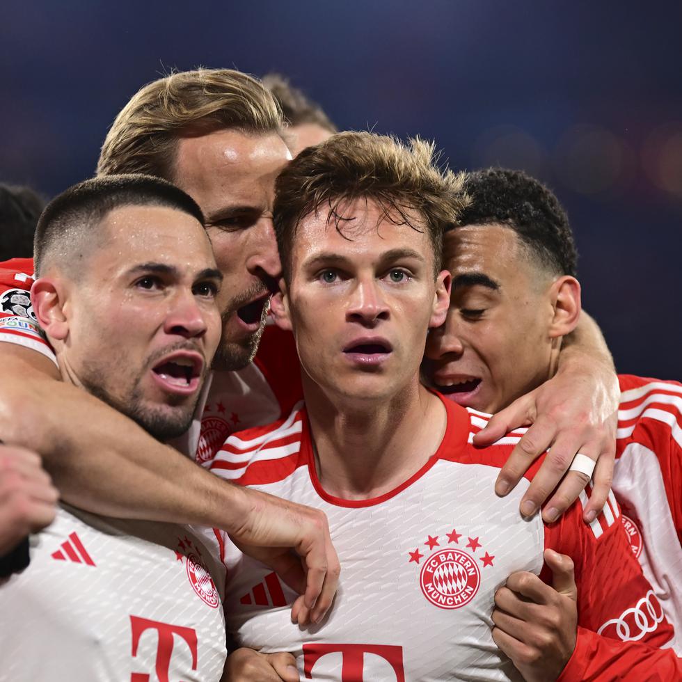 Joshua Kimmich, al centro, celebra con sus compañeros del Bayern Múnich.