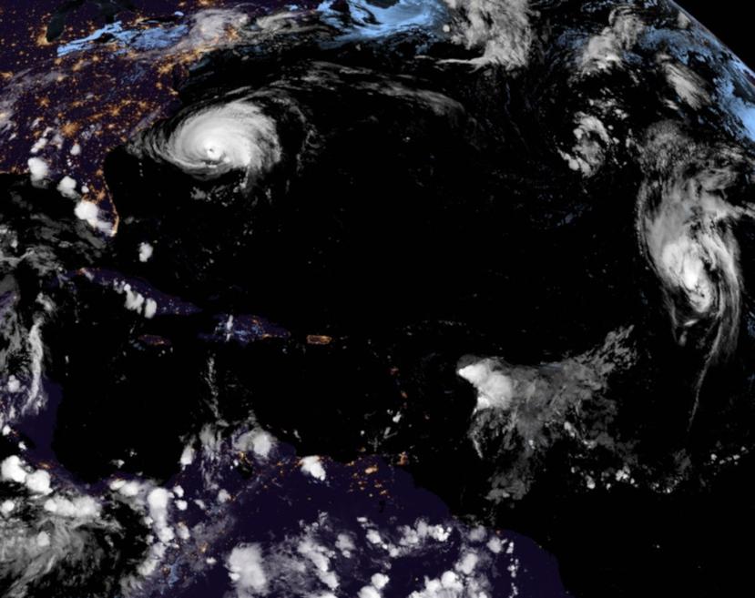 Vista del satélite GOES-16 que muestra los dos huracanes y las dos tormentas tropicales que atraviesan el océano Atlántico. (Captura / NOAA)