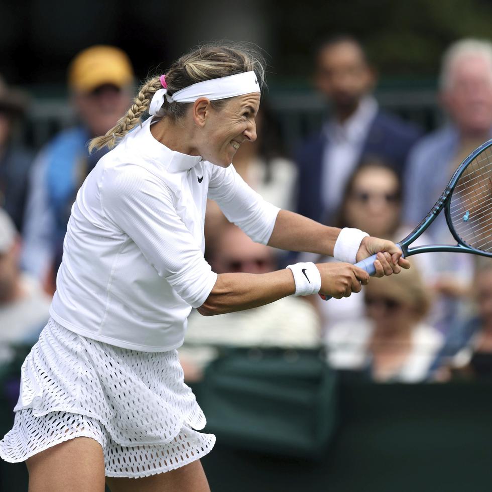 La bielorrusa Victoria Azarenka devuelve ante Yue Yuan durante la primera ronda de Wimbledon, el lunes 3 de julio de 2023, en Londres.