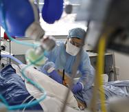 Personal médico atiende a un paciente con COVID-19 en la unidad de cuidados intensivos de un hospital.