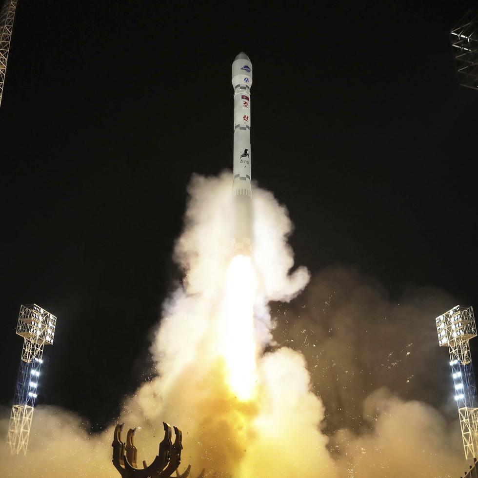 Imagen provista por e gobierno norcoreano sobre lo que se informó fue el lanzamiento de un satélite espía el martes, 21 de noviembre.