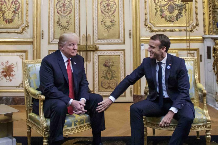 El presidente francés Emmanuel Macron coloca su mano sobre la rodilla de su homólogo estadounidense Donald Trump. (AP)