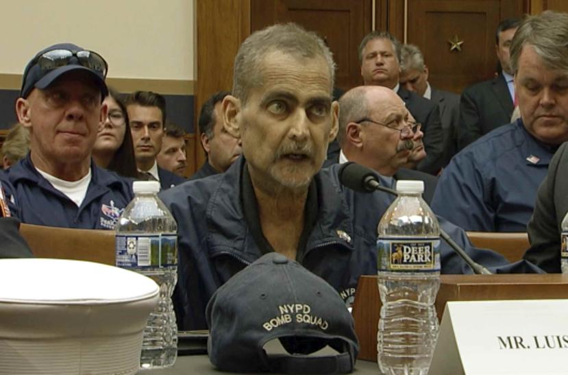 Esta imagen de video muestra al exdetective de Nueva York y socorrista del 11 de septiembre Luis Alvarez hablando durante una audiencia de la Comisión Judicial de la cámara baja en el Capitolio, en Washington, el martes 11 de junio del 2019. (US Network P