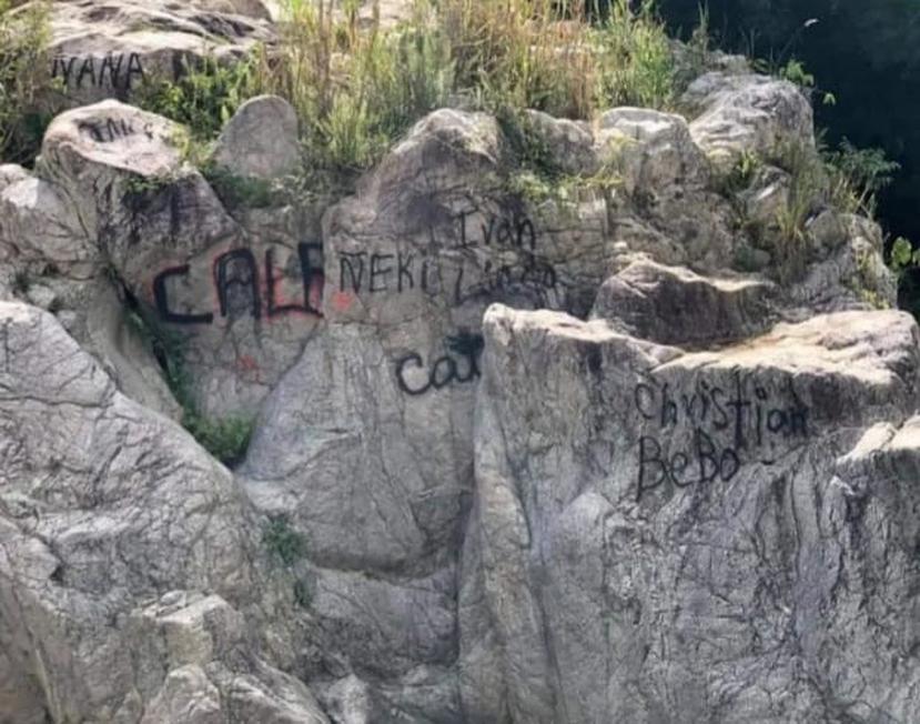 Las autoridades investigan los daños y actos de vandalismo. (Facebook / Gustavo Casalduc)