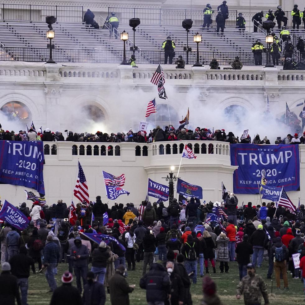 Simpatizantes del presidente Donald Trump irrumpen en el Capitolio, el 6 de enero de 2021, en Washington.