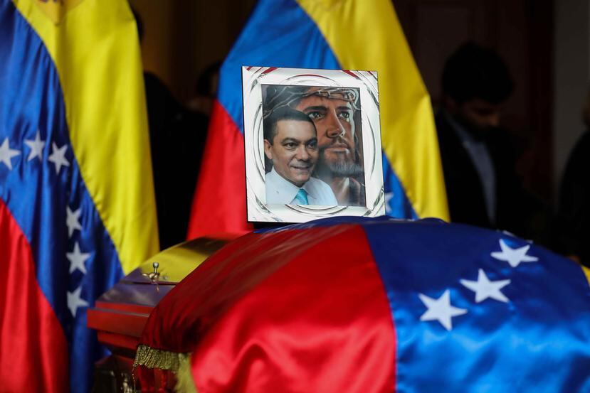 El cuerpo del concejal fallecido Fernando Albán, durante un homenaje póstumo en el Palacio Federal Legislativo, en Caracas. (EFE)