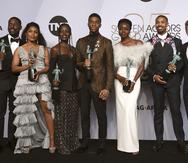 De izquierda a derecha, Sterling K. Brown, Angela Bassett, Lupita Nyong'o, Chadwick Boseman, Danai Gurira, Michael B. Jordan y Andy Serkis posan en la sala de prensa tras ganar el Premio SAG al mejor elenco por su trabajo en "Black Panther".