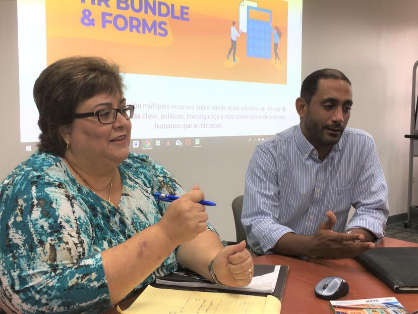 Desde la izquierda: Adria Salvá, presidenta de SHRM, Capítulo de Puerto Rico, y Víctor Maldonado, quien desarrolló las nuevas herramientas de la entidad. (Suministrada)