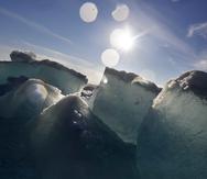 En esta imagen de archivo, bloques de hielo emergen a la superficie bajo el casco del rompehielos finlandés MSV Nordica en su travesía por el Estrecho de Victoria, en el paso noroeste del Ártico.