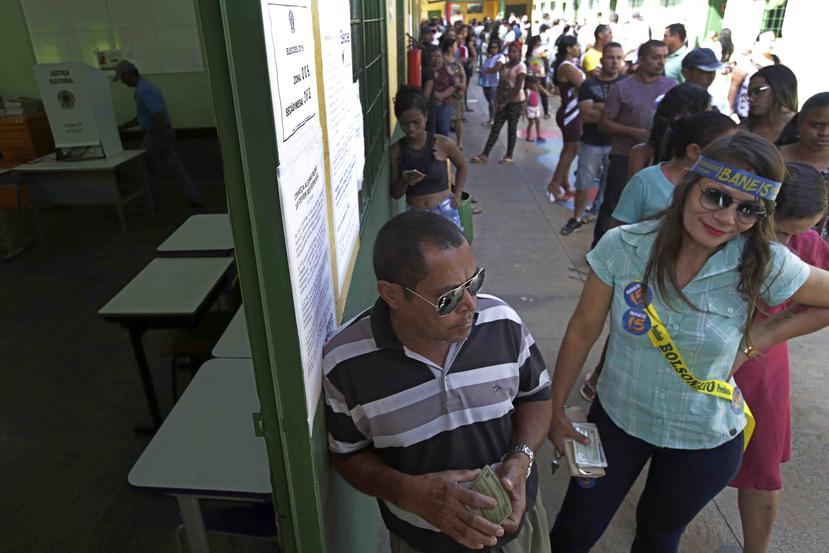 Votantes aguardan en fila para votar en la segunda vuelta de las elecciones presidenciales de Brasil entre los candidatos Jair Bolsonaro y Fernando Haddad. (AP / Eraldo Peres)