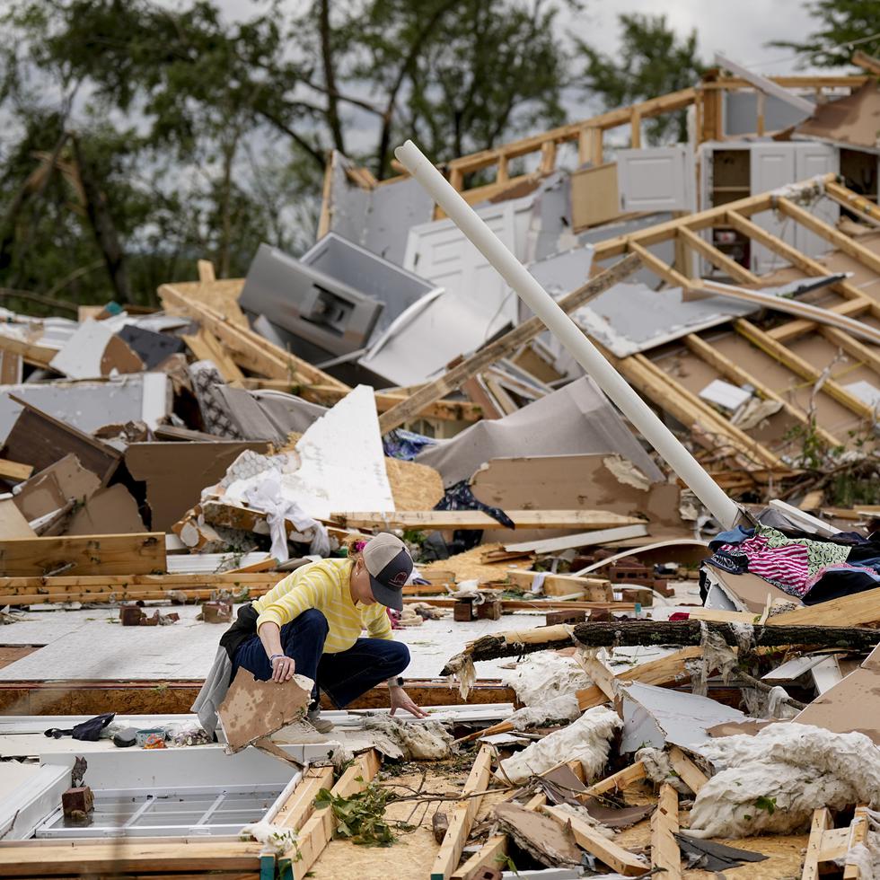 Valerie Bernhardt mira los escombros de su casa destruida por las tormentas en Columbia, Tennessee.
