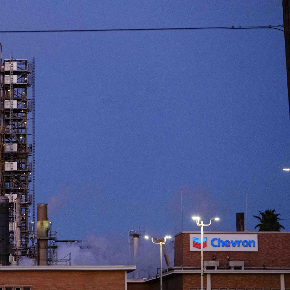Una vista de una refinería de Chevron en Pascagoula, Mississippi.  (EFE)