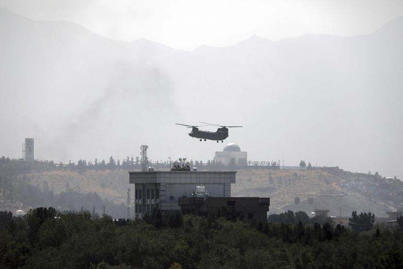 Un helicóptero Chinook de Estados Unidos vuela sobre la embajada estadounidense en Kabul, Afganistán, el domingo 15 de agosto de 2021.