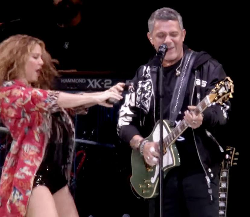 Shakira cantó y bailó junto a Alejandro Sanz. (Imagen tomada del vídeo)