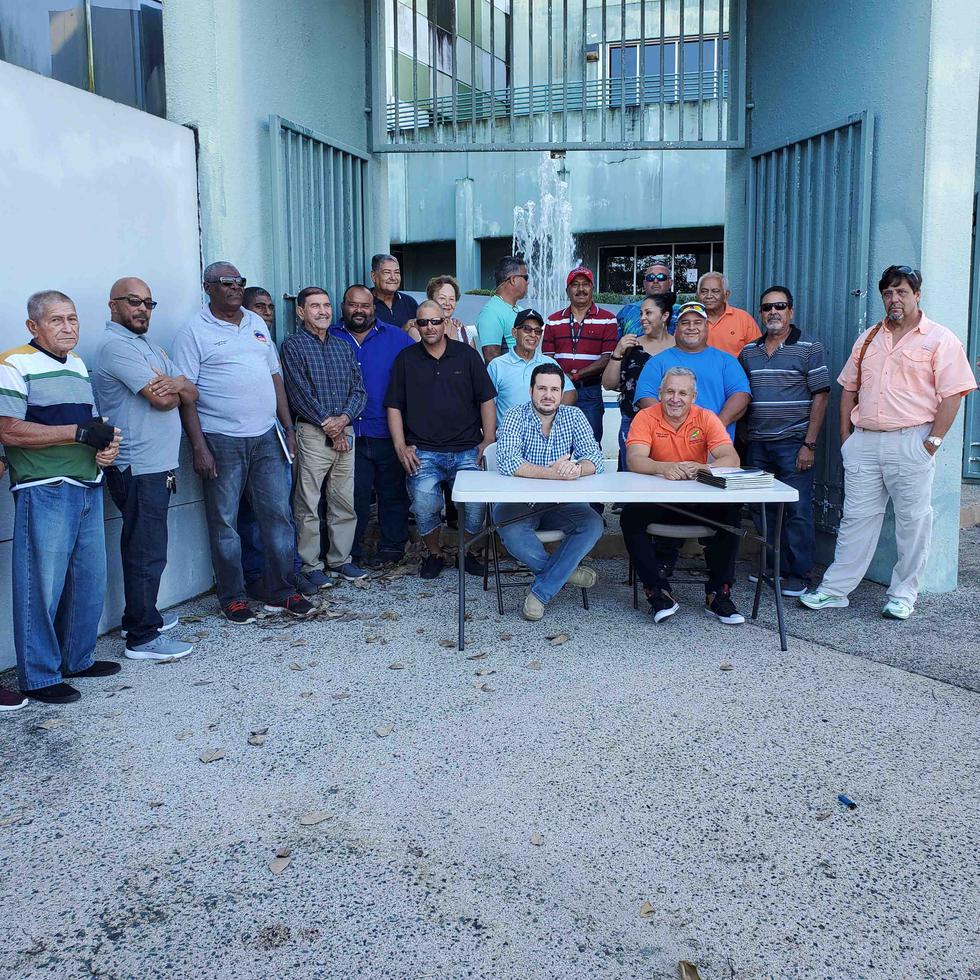 Un grupo de pescadores ya había llevado su reclamo a las oficinas del DRNA. A la extrema derecha, con camisa rosa, Roberto Silva, presidente del Congreso de Pescadores.