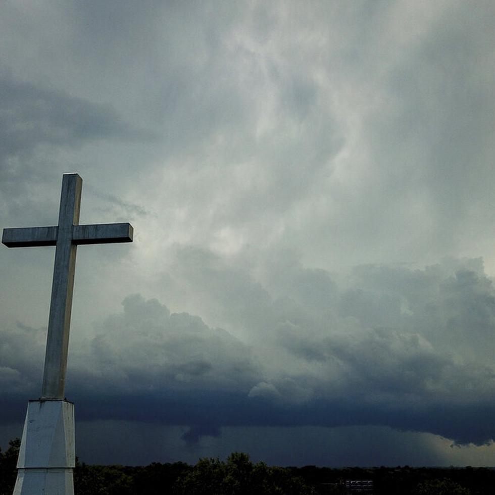 La cruz de una iglesia en Mequon, Wisconsin, el 2 de agosto de 2020.