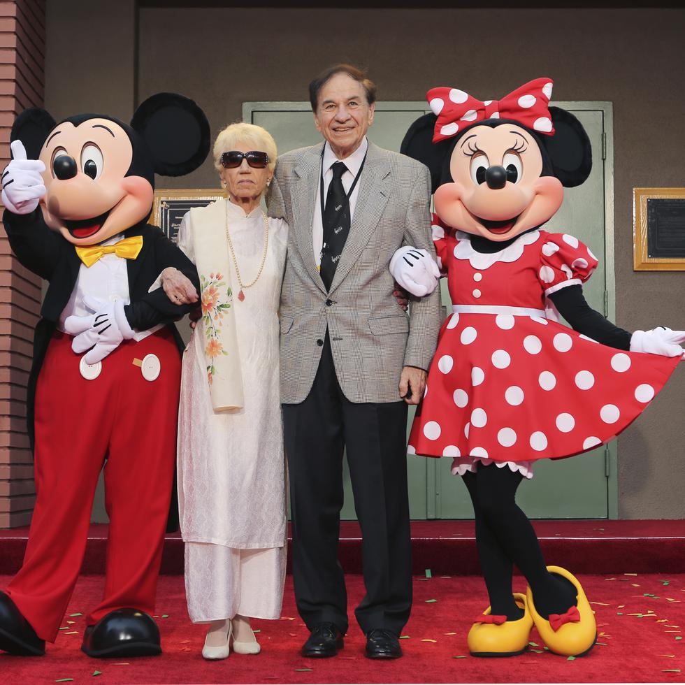 De izquierda a derecha, Mickey Mouse, Elizabeth Gluck, Richard M. Sherman y Minnie Mouse durante una ceremonia de homenaje a los hermanos Sherman en la que se renombró el Disney Studios Soundstage A durante el estreno mundial de "Christopher Robin" de Disney en Walt Disney Studios el 30 de julio de 2018.