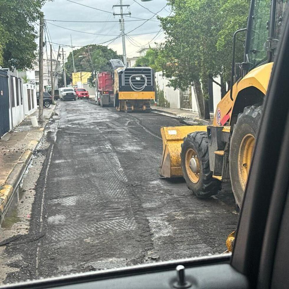 El Nuevo Día captó múltiples máquinas en la zona de la calle Loíza, en el municipio de San Juan, mientras realizaban labores de escarificación del pavimento en medio de lluvias, lo que causó cuestionamientos de los vecinos de la zona.