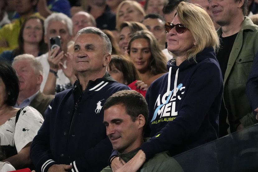Los padres de Novak Djokovic, Srdjan y Dijana, junto a su hijo después del triunfo del miércoles ante Andrey Rublev, de Rusia.
