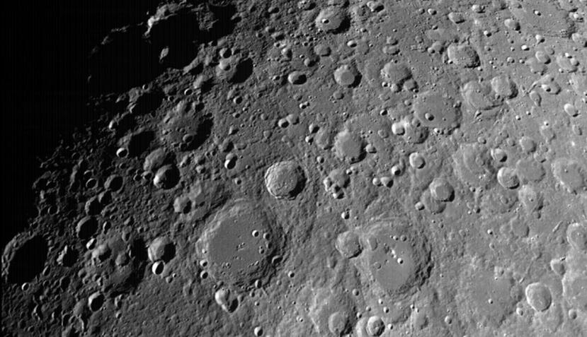 El cráter Jackson mide más de 44 millas de diámetro y está ubicado en el hemisferio norte de la cara oculta de la Luna (ISRO).