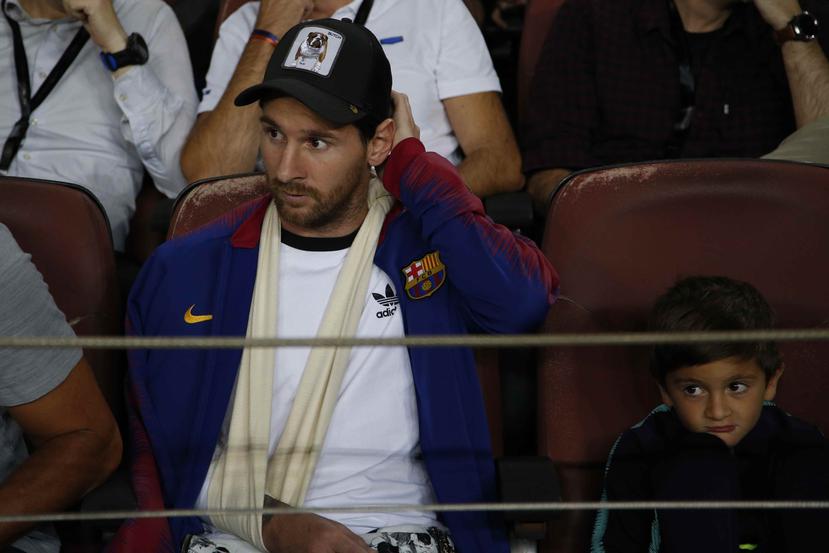 Lionel Messi, con el brazo lesionado, en la grada previo al partido contra el Inter de Milán la semana pasado. (AP / Emilio Morenatti)