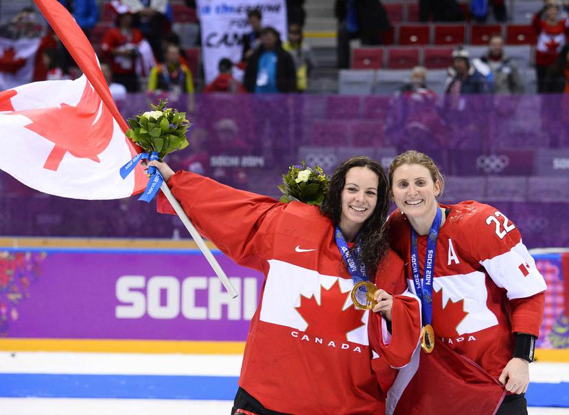 La atleta canadiense Hayley Wickenheiser (derecha) forma parte del Comité Olímpico Internacional. (EPA)