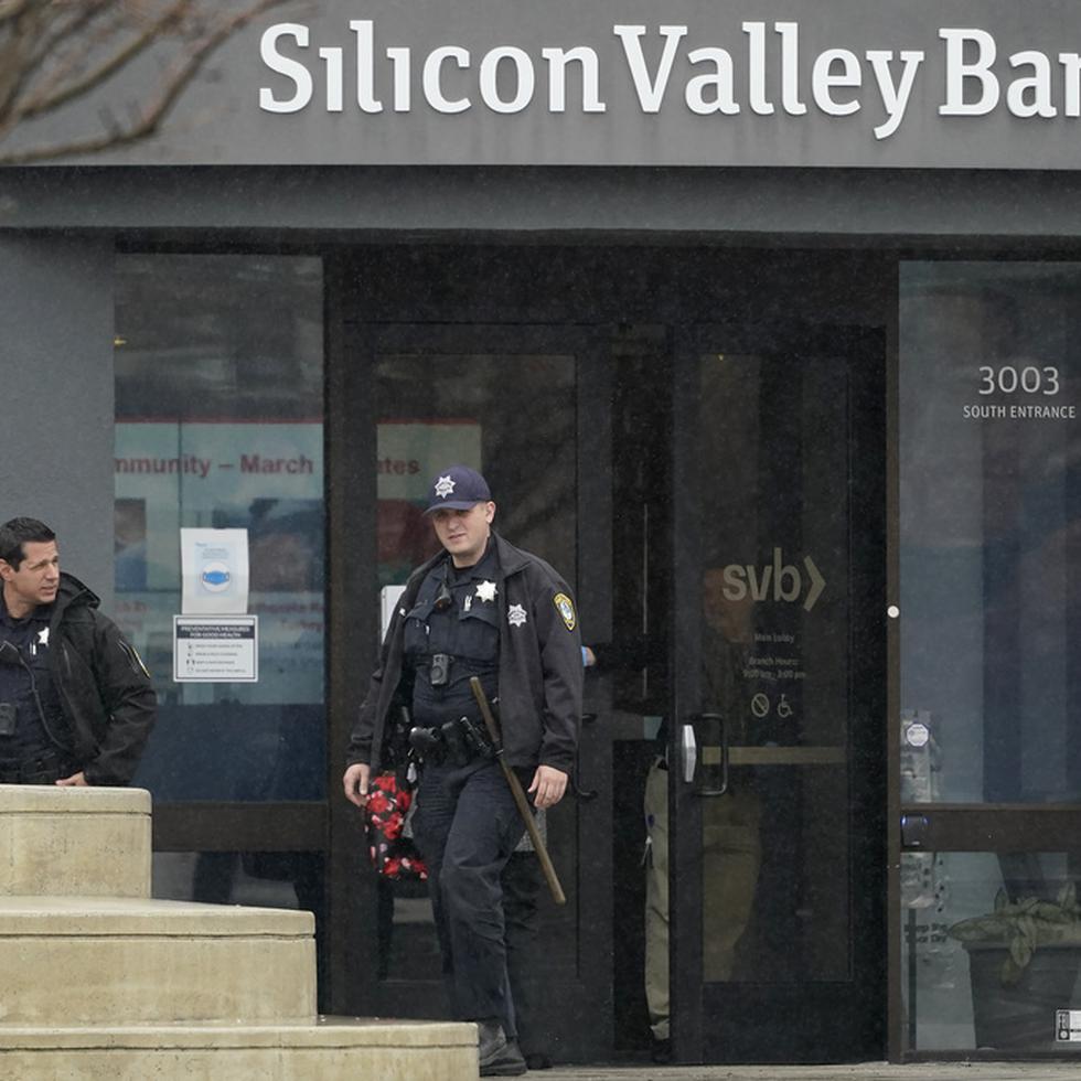 Agentes de la policía salen del banco Silicon Valley, el viernes 10 de marzo de 2023, en Santa Clara, California.