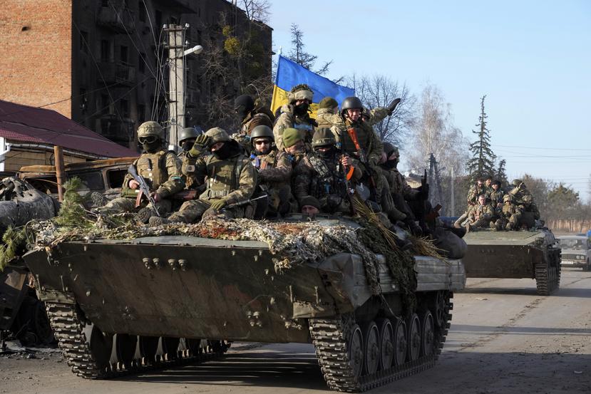 Soldados ucranianos montan un tanque a través de la ciudad de Trostsyanets, a unos 400 km al este de la capital, Kiev, Ucrania.