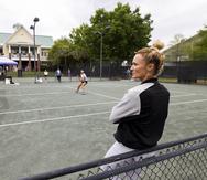 Iris Harris observa una práctica en el torneo de Charleston. Harris es integrante del Programa de Inclusión de Entrenadoras.