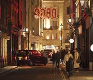 Personas pasean por Soho, en Londres, el jueves 30 de diciembre de 2021.