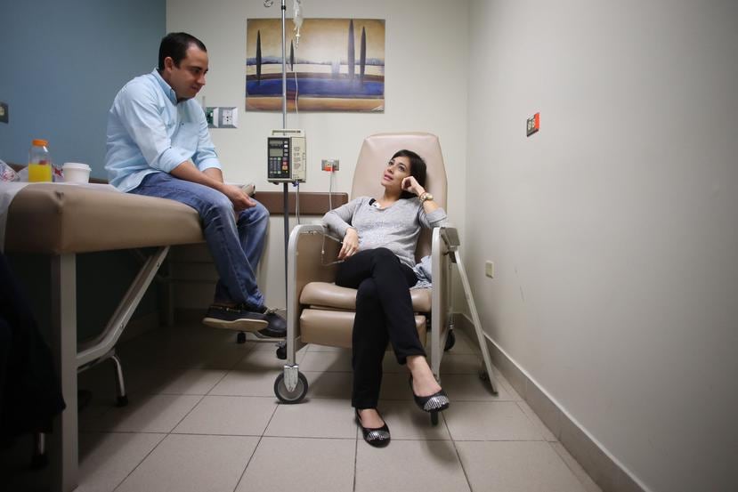 El documento expone que el ginecólogo obstetra no actuó según los requerimientos médicos ante el resultado positivo de cáncer cervical de Vélez Plumey.