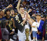 El pívot de los Nuggets de Denver Nikola Jokic celebra con sus compañeros tras ganar el campeonato de la NBA en la temporada 2022-2023.