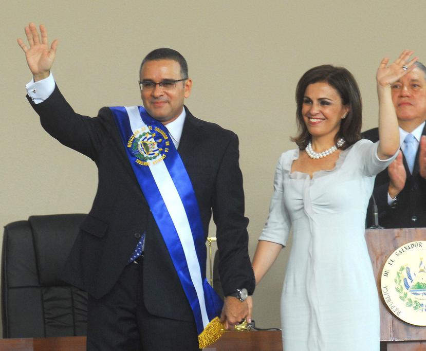 Mauricio Funes, junto a su esposa Wanda Pignato, cuando aún gobernaba El Salvador (EFE).