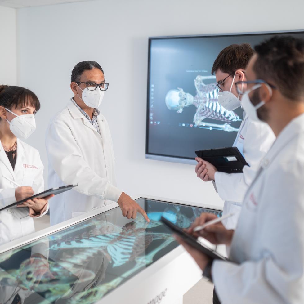 La Escuela de Medicina San Juan Bautista cuenta con un nuevo Laboratorio Virtual de Anatomía, donde los estudiantes utilizan el equipo de disección virtual tridimensional en su modelo más actualizado de la Anatomage Touch Classic ScreenTables.